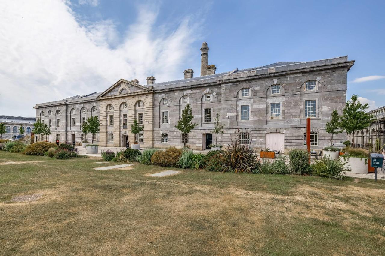 Luxury 2 Bed Apartment In Historic Royal William Yard Plymouth Bagian luar foto