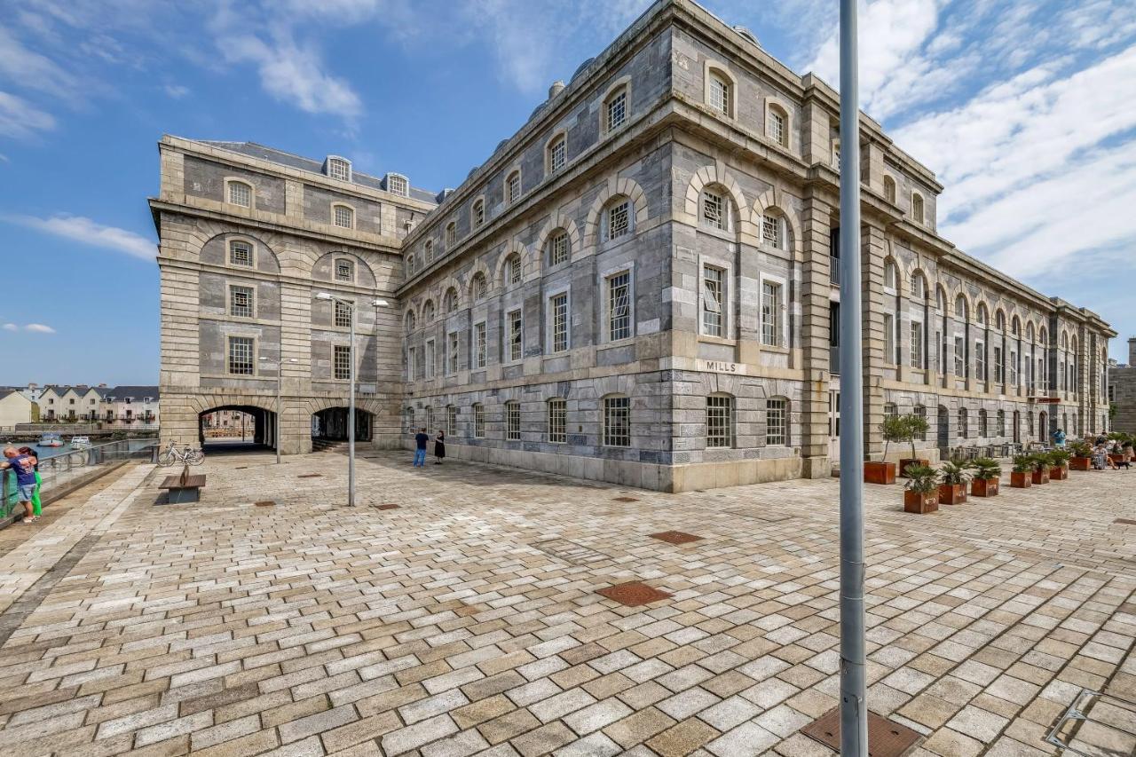 Luxury 2 Bed Apartment In Historic Royal William Yard Plymouth Bagian luar foto